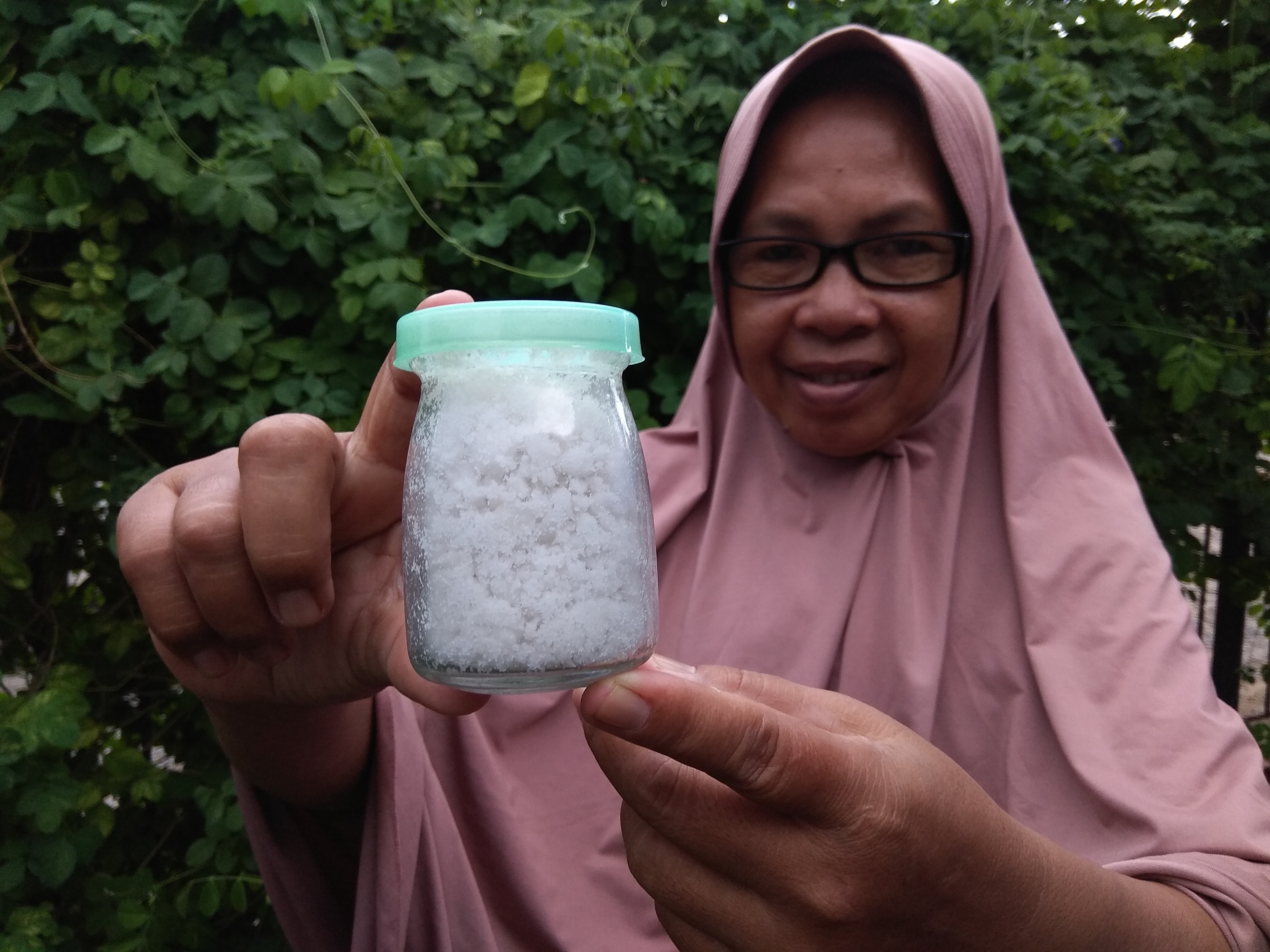 Marwiyah menunjukkan garam hasil olahan buah pelepah nipah ©Yitno Suprapto untuk Pantau Gambut