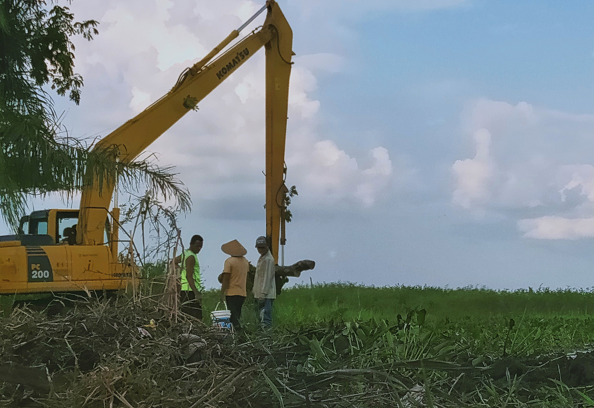 Daud (kiri) bersama dua orang petani lainnya saat mencari ikan di kanal pertanian tanaman jagung, Desa Jebus, Kecamatan Kumpeh, Muaro Jambi. Lahan pertanian gambut tersebut sedang dipersiapkan untuk ditanami. ©Anto