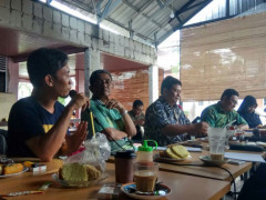 Dirjen Perhutanan Sosial dan Kemitraan Lingkungan, Kementrian LHK, Bambang Supriyanto (tengah) dalam diskusi santai Jikalahari, Senin (11/12/2018) di Pekanbaru. Kredit Foto © Zamzami
