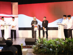 Dua pasangan calon kepala daerah di Kalimantan Selatan saat debat Pilkada Kalsel, di Aula TVRI Kalsel (28/11/2020). ©Iman Satria