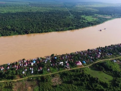 Desa Rukam yang terletak di tepi Sungai Batanghari, Jambi © WALHI Jambi