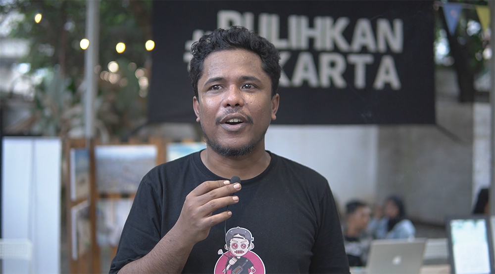 Stand Up Comedian Mamat Alkatiri saat diwawancara Pantau Gambut