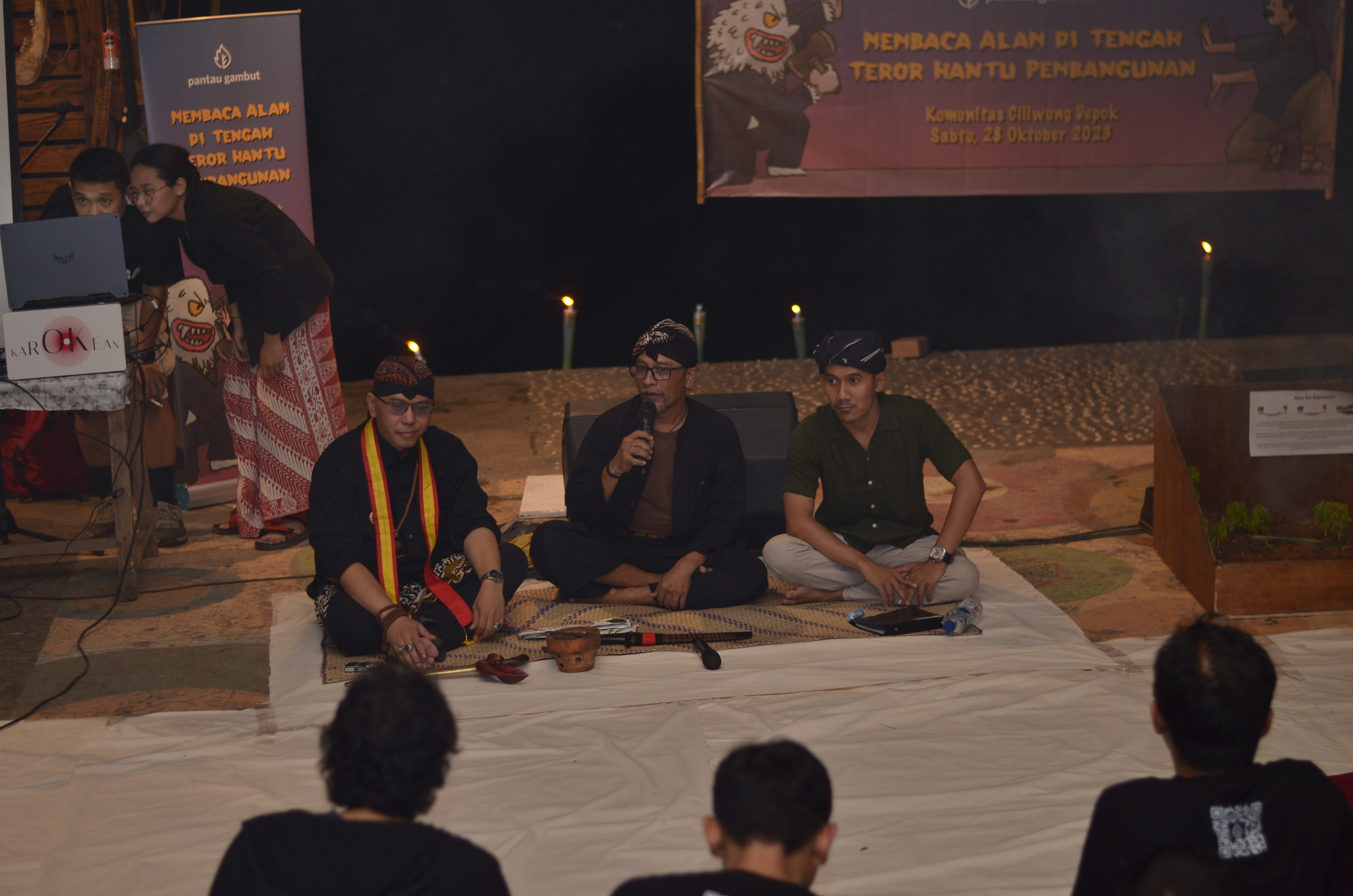 Sesi diskusi yang diisi oleh (kiri ke kanan) Damar Shashangka (penulis novel Sabda Palon), Yuyun Indradi (Praktisi Budaya), dan Tommy Utomo (Ciga TV Kasepuhan Gelar Alam).