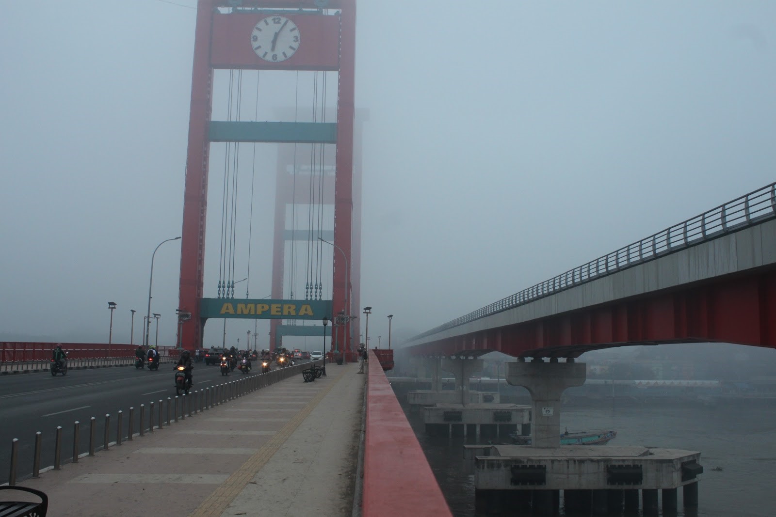 Ampera Bridge shrouded in smog ©Parliza Hendrawan