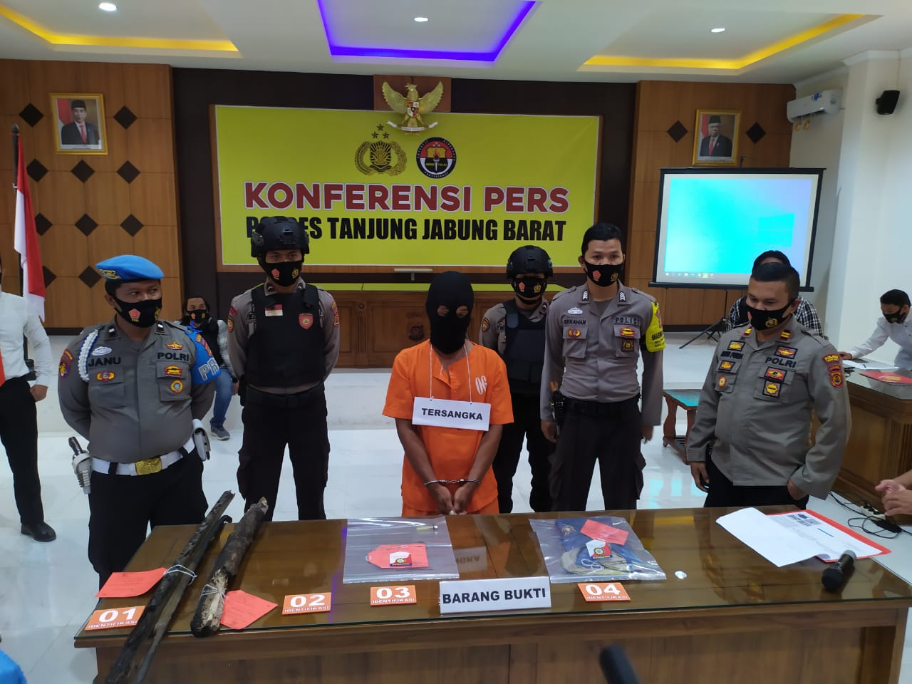 Sarmauli Saragih, a resident of Sungai Air Preparation Village, West Tanjung Jabung District, was arrested by the forest and land fire patrol team for a land fire case. ©West Tanjung Jabung Regional Police
