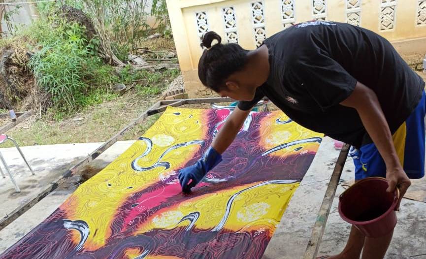 Batik coloring process. Credit Yitno Suprapto