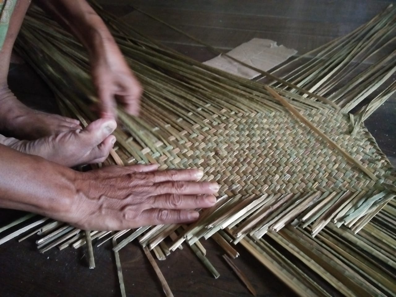 The process of weaving a purun mat ©Donny Muslim